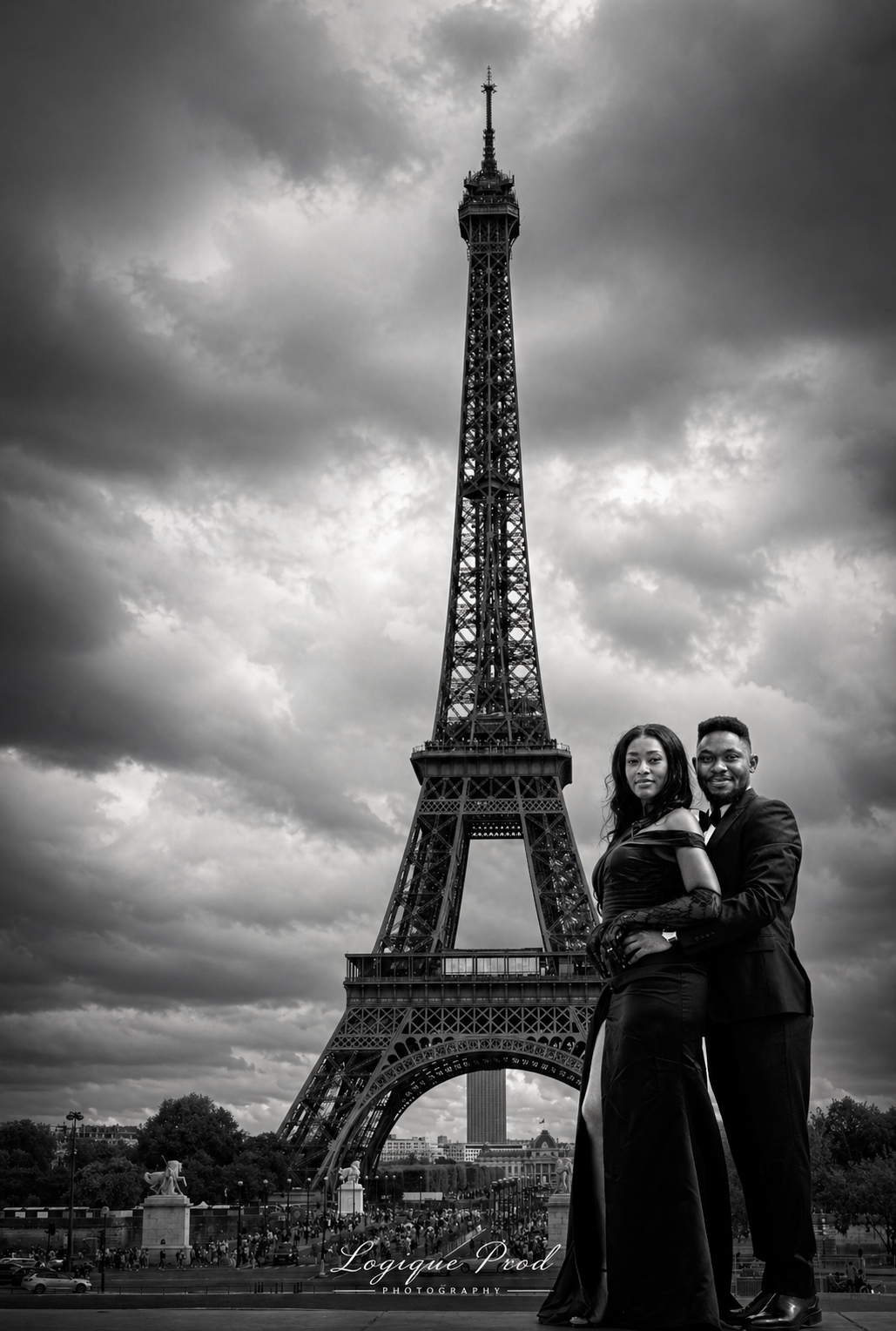 Couple devant la tour Eiffel